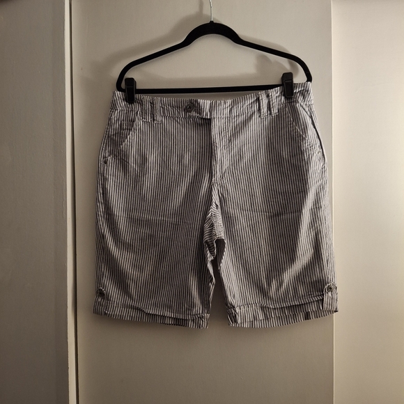 Gloria Vanderbilt Womem's Pinstriped Shorts - Picture 1 of 9
